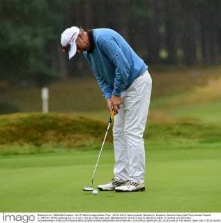 24.07.2015. Sunningdale, Berkshire, England. Seniors Open Golf Tournament Round 2. Jeff Hall (ENG) putting out on a very wet day that sees play abandoned for the day due to standing water on greens and fairways. xJonxBromleyx  ActionPlus11643024