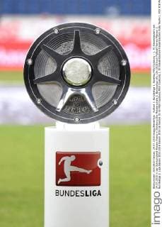 Fußball 2. Bundesliga 1. Spieltag MSV Duisburg - 1. FC Kaiserslautern am 24.07.2015 in der Schauinsland-Reisen-Arena in Duisburg Die Meisterschale 2. Bundesliga xRx