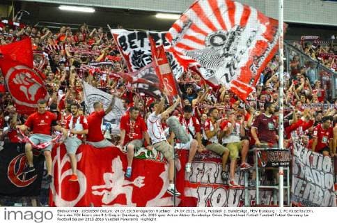 24.07.2015, xmlx, Fussball 2. Bundesliga, MSV Duisburg - 1. FC Kaiserlautern, Fans des FCK feiern den 3:1-Sieg in Duisburg,