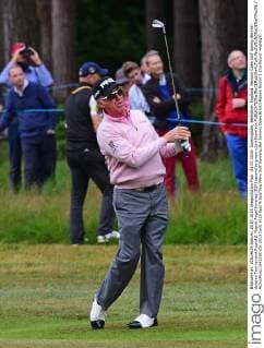 25.07.2015. Sunningdale, Berkshire, England. Seniors Open Golf during the rain delayed Tournament Round 2. Miguel Angel Jimenez (ESP) second to green xJonxBromleyx  ActionPlus11643232