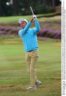 25.07.2015. Sunningdale, Berkshire, England. Seniors Open Golf during the rain delayed Tournament Round 2. Jesper Parnevik (SWE) second to the green xJonxBromleyx  ActionPlus11643236