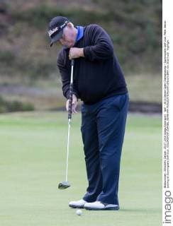 Golf - 2015 Senior Open Championship - Sunningdale Golf Club. Peter Senior putting at Sunningdale Golf Club. COLORSPORT DANIEL BEARHAM 