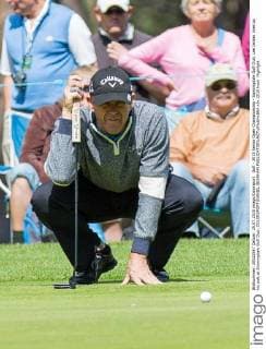 Golf - 2015 Senior Open Championship - Sunningdale Golf Club. Lee Janzen lines up his putt at Sunningdale Golf Club. COLORSPORT DANIEL BEARHAM 
