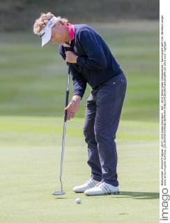 Golf - 2015 Senior Open Championship - Sunningdale Golf Club. Bernhard Langer putts at Sunningdale Golf Club. COLORSPORT DANIEL BEARHAM 