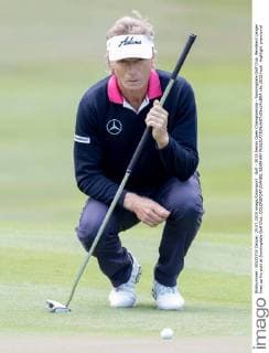 Golf - 2015 Senior Open Championship - Sunningdale Golf Club. Bernhard Langer lines up his putt at Sunningdale Golf Club. COLORSPORT DANIEL BEARHAM 