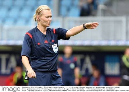 v.li.: Schiedsrichterin Bibiana Steinhaus gibt Anweisungen, gestikuliert, mit den Armen gestikulieren, gives instructions, gesticulate, Fussball, 3. Liga, SV Wehen Wiesbaden - FC Würzburger Kickers, xfsx