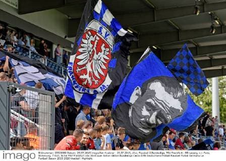 25.07.2015, xfux, Fussball 2.Bundesliga, FSV Frankfurt - RB Leipzig, v.l. Fans, Stimmung, Trikot, Schal FSV Frankfurt