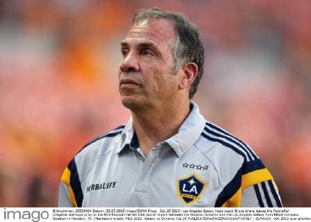 JUL 25 2015: Los Angeles Galaxy head coach Bruce Arena leaves the field after pregame warmups prior to the MLS Fussball Herren USA soccer match between the Houston Dynamo and the Los Angeles Galaxy from BBVA Compass Stadium in Houston, TX. (Mandatory credit: MLS 2015: Galaxy vs Dynamo JUL 25 - ZUMAc04_