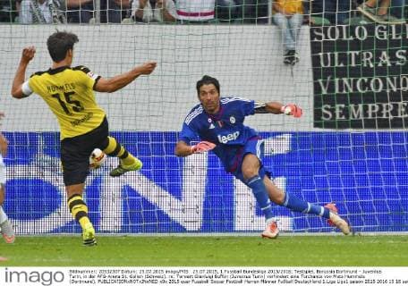 25.07.2015, 1.Fussball Bundesliga 2015 2016: Testspiel, Borussia Dortmund - Juventus Turin, in der AFG-Arena St. Gallen (Schweiz). re: Torwart Gianluigi Buffon (Juventus Turin) verhindert eine Torchance von Mats Hummels (Dortmund). 