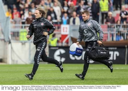 Deutschland,Hamburg, Millerntorstadion, Fussball, 2. Bundesliga, Saison 2015 2016, FC St.Pauli - Arminia Bielefeld, Mannschaftsarzt Prof. Dr. Hauke Mommsen, Physiotherapeut Stefan Kliche (Pauli) im Einsatz