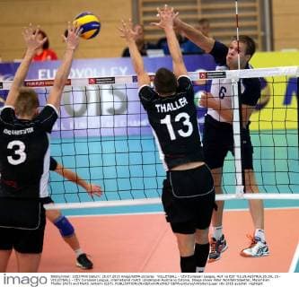 VOLLEYBALL - CEV European League, AUT vs EST TULLN,AUSTRIA,26.JUL.15 - VOLLEYBALL - CEV European League, international match Länderspiel Austria vs Estonia. Image shows Peter Wohlfahrtstaetter, Maximilian Thaller (AUT) and Martti Juhkami (EST). GEPAxpictures xWalterxLuger