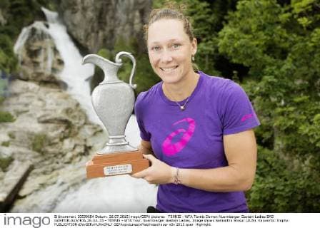 TENNIS - WTA Tennis Damen Nuernberger Gastein Ladies BAD GASTEIN,AUSTRIA,26.JUL.15 - TENNIS - WTA Tour, Nuernberger Gastein Ladies. Image shows Samantha Stosur (AUS). Keywords: trophy. GEPAxpictures xMatthiasxHauer