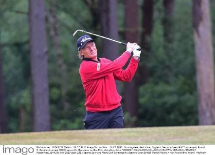26.07.2015. Sunningdale, Berkshire, England. Seniors Open Golf Tournament Round 4. Bernhard Langer (GER) second to the green on the 11th xJonxBromleyx  ActionPlus11644335