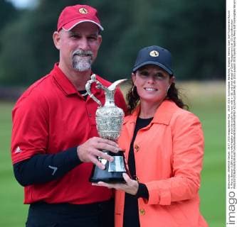 25.07.2015. Sunningdale, Berkshire, England. Seniors Open Golf Tournament Round 4. Marco Dawson (USA) and his wife Heather show the trophy he won with a -16, one shot ahead of Colin Montgomery) at -15 xJonxBromleyx  ActionPlus11644382