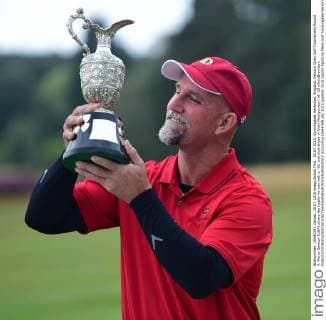 25.07.2015. Sunningdale, Berkshire, England. Seniors Open Golf Tournament Round 4. Marco Dawson (USA) shows the trophy he won with a -16, one shot ahead of Colin Montgomery) at -15 xJonxBromleyx  ActionPlus11644386