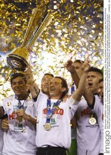 July 26, 2015: Mexico midfielder Andres Guardado (18) raises the CONCACAF Gold Cup Trophy while surrounded by his teammates following the CONCACAF Gold Cup 2015 Final match between Jamaica and Mexico at Lincoln Financial Field in Philadelphia, Pennsylvania. Mexico won 3-1. Soccer 2015: Jamaica vs Mexico JUL 26 - ZUMAc04_