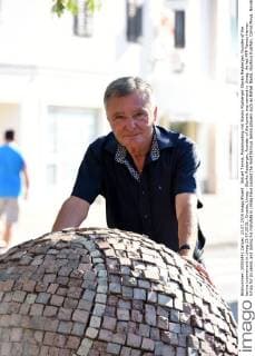 Aktuell Tennis, Fotoshooting mit Slavko Rasberger Slavko Rasberger, founder of the tennis tournament in Umag 23.07.2015., Croatia, Umag - Slavko Rasberger, founder of the tennis tournament in Umag. He led ATP Tennis Herren Umag for 2o years, and during his mandate in Umag have passed the most famous tennis players such as Rafael Nadal, Gustavo Kuerten, Carlos Moya, Novak Djokovic, Goran Ivanisevic and others. Former Croatian President Stjepan Mesic decorated him with the Order of Croatian Danica with figure of Franjo Bucar, and the same medal recived Cralos Moya for his 10th performance. DuskoxMarusic PIXSELL