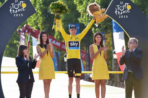 Chris Christopher FROOME ( GBR Team SKY ) behauptet das Gelbe Trikot Maillot Jaune bis nach Paris und gewinnt die Tour de France nach 2013 zum zweiten Mal - Podium - Hostessen - Siegerehrung - Ehrung - Auszeichnung - Zeremonie - Zelebrierung - Ceremony - Jubel - Freude - Emotionen - Mimik - Gestik - Querformat - quer - horizontal - Event Veranstaltung: Le Tour de France 2015 - Stage 21 21.Etappe: Sevres Grand Paris Seine Ouest nach Paris Champs Elysees 109.5 km - Location Ort: Paris - France - Frankreich - Europe - Europa - Date Datum: 26.07.2015 Stiehl Photography