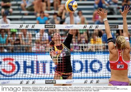 Beach volleyball Beachvolleyball - CEV European Championships 2015 KLAGENFURT,AUSTRIA,28.JUL.15 - BEACH VOLLEYBALL - CEV Beach Volleyball European Championships. Image shows Katrin Holtwick (GER) and Nicole Eiholzer (SUI). GEPAxpictures xDanielxGoetzhaber