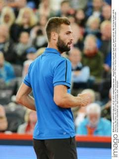 Benoit Paire (FRA) macht die Faust und feuert sich an. Bet-At-Home Open 2015, Hamburg, Germany