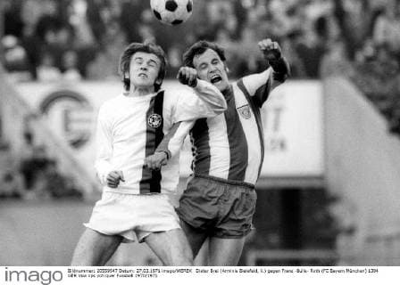 Dieter Brei (Arminia Bielefeld, li.) gegen Franz -Bulle- Roth (FC Bayern München)
