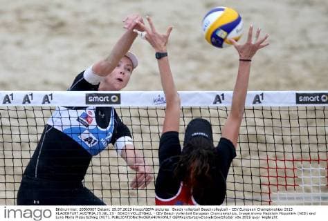 Beach volleyball Beachvolleyball - CEV European Championships 2015 KLAGENFURT,AUSTRIA,29.JUL.15 - BEACH VOLLEYBALL - CEV Beach Volleyball European Championships. Image shows Madelein Meppelink (NED) and Lena Maria Plesiutschnig (AUT). GEPAxpictures xDanielxGoetzhaber