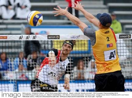 Beach volleyball Beachvolleyball - CEV European Championships 2015 KLAGENFURT,AUSTRIA,29.JUL.15 - BEACH VOLLEYBALL - CEV Beach Volleyball European Championships. Image shows Daniel Muellner (AUT) and Robert Meeuwsen (NED). GEPAxpictures xDanielxGoetzhaber