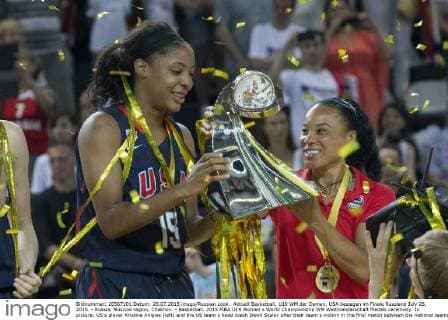 Aktuell Basketball, U19 WM der Damen, USA besiegen im Finale Russland July 26, 2015. - Russia, Moscow region, Chekhov. - Basketball. 2015 FIBA U19 Women s World Championship WM Weltmeisterschaft Medals ceremony. In picture: US s player Kristine Anigwe (left) and the US team s head coach Dawn Staley after their team s victory in the final match between the national teams of Russia and the USA. PhotoagencyxInterpress 