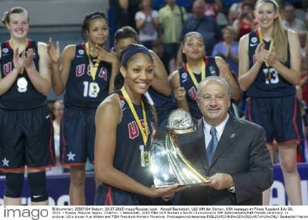 Aktuell Basketball, U19 WM der Damen, USA besiegen im Finale Russland July 26, 2015. - Russia, Moscow region, Chekhov. - Basketball. 2015 FIBA U19 Women s World Championship WM Weltmeisterschaft Medals ceremony. In picture: US s player A ja Wilson and FIBA President Horacio Muratore. PhotoagencyxInterpress 