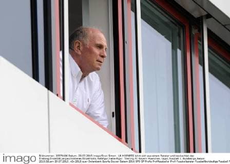 Uli HOENESS lehnt sich aus einem Fenster und beobachtet das Training,Einzelbild,angeschnittenes Einzelmotiv,Halbfigur,halbe Figur. Training FC Bayern Muenchen. Liga1,Fussball 1. Bundesliga,Saison 2015 16,am 29.07.2015.