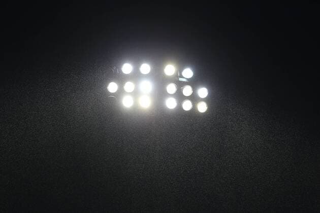 Fußball, Stadiongeschichte VfB Lübeck Lübeck, 29. Juli 2015 Fußball, Saison 2015 2016, Regionalliga Nord, 3. Spieltag, VfB Lübeck - FC St. Pauli II: Das Flutlicht auf der Lübecker Lohmühle im Regen