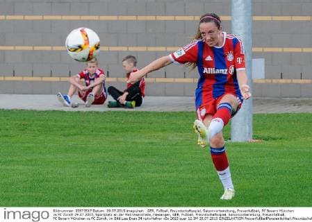 GER, Fußball, Freundschaftsspiel, Saisonvorbereitung, Frauenfußball, FC Bayern München vs FC Zürich 29.07.2015, Sportplatz an der Mehrzweckhalle, Hawangen, GER, Fußball, Freundschaftsspiel, Saisonvorbereitung, Frauenfußball, FC Bayern München vs FC Zürich, im Bild Lisa Evan 34 nphxHafner