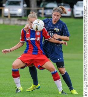 GER, Fußball, Freundschaftsspiel, Saisonvorbereitung, Frauenfußball, FC Bayern München vs FC Zürich 29.07.2015, Sportplatz an der Mehrzweckhalle, Hawangen, GER, Fußball, Freundschaftsspiel, Saisonvorbereitung, Frauenfußball, FC Bayern München vs FC Zürich, im Bild Vivianne Miedema 10, Selina Kuster 6 nphxHafner