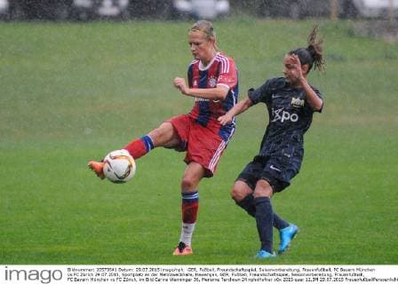GER, Fußball, Freundschaftsspiel, Saisonvorbereitung, Frauenfußball, FC Bayern München vs FC Zürich 29.07.2015, Sportplatz an der Mehrzweckhalle, Hawangen, GER, Fußball, Freundschaftsspiel, Saisonvorbereitung, Frauenfußball, FC Bayern München vs FC Zürich, im Bild Carina Wenninger 36, Meriame Terchoun 24 nphxHafner