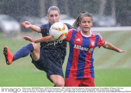 GER, Fußball, Freundschaftsspiel, Saisonvorbereitung, Frauenfußball, FC Bayern München vs FC Zürich 29.07.2015, Sportplatz an der Mehrzweckhalle, Hawangen, GER, Fußball, Freundschaftsspiel, Saisonvorbereitung, Frauenfußball, FC Bayern München vs FC Zürich, im Bild Nicole Remund 7, Laura Feiersinger 27 nphxHafner