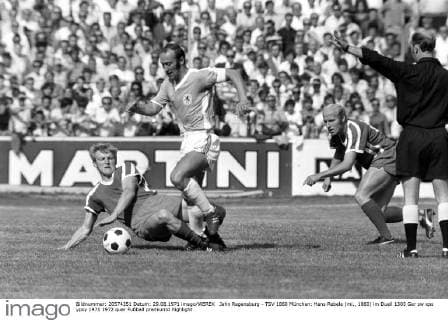 Jahn Regensburg - TSV 1860 München: Hans Rebele (mi., 1860) im Duell