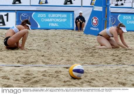 2015 CEV A1 Beachvolleyball Europameisterschaft. Lena Maria PLESIUTSCHNIG, Katharina Elisabeth SCHUETZENHOEFER (AUT). Klagenfurt, 30.7.2015.