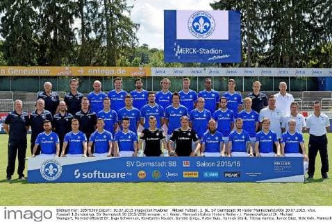 Aktuell Fußball, 1. BL, SV Darmstadt 98 Kader Mannschafstsfoto 30.07.2015, xfux, Fussball 1.Bundesliga, SV Darmstadt 98 2015 2016 emspor, v.l. Kader, Mannschaftsfoto Hintere Reihe v.l. Mannschaftsarzt Dr. Michael Weingart, Mannschaftsarzt Dr. Ingo Schwinnen, Konstantin Rausch, Sandro Sirigu, Aytac Sulu, Yannick Stark, Tobias Kempe, Junior Diaz, Nick Volk, Mannschaftsarzt Dr. Klaus Poettgen, Konditionstrainer Frank Steinmetz Mittlere Reihe v.l. Betreuer Helumt Koch, Betreuer Utz Pfeiffer, Physiotherapeut Dirk Schmitt, Physiotherapeut Thomas Stubner, Jan Finger, Noel Wembacher, Benjamin Gorka, Dominik Stroh-Engel, Luca Caldirola, Mario Vrancic, Jan Rosenthal, Torwarttrainer Dimo Wache, Co-Trainer Sascha Franz, Trainer Dirk Schuster Vordere Reihe v.l. Ali Kazimi, Milan Ivana, Michael Stegmayer, Jerome Gondorf, Patrick Platins, Christian Mathenia, Marco Sailer, Marcel Heller, Florian Jungwirth, Fabian Holland