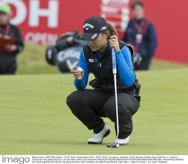30.07.2015. Turnberry, Scotland. Ricoh Womens British Open Golf Day 1. Lydia Ko checks her ball before placing it on the 18th green xLorrainexHillx  ActionPlus11645058
