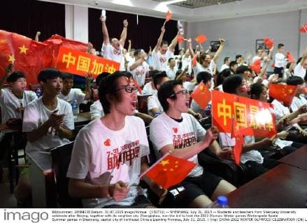 (150731) -- SHENYANG, July 31, 2015 -- Students and teachers from Shenyang University celebrate after Beijing, together with its neighbor city Zhangjiakou, won the bid to host the 2022 Olympic Winter games Winterspiele Spiele Summer games in Shenyang, capital city of northeast China s Liaoning Province, July 31, 2015. ) (mp) CHINA-2022 WINTER OLYMPICS-CELEBRATION (CN) LixGang 