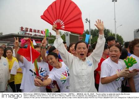 (150731) -- BEIJING, July 31, 2015 -- People gather to celebrate beside the Olympic Green in Beijing, capital of China, July 31, 2015. Beijing, together with its neighbor city Zhangjiakou, won the bid to host the 2022 Olympic Winter games Winterspiele Spiele Summer games ) (mp) CHINA-BEIJING-2022 WINTER OLYMPICS-CELEBRATION (CN) WangxShen 