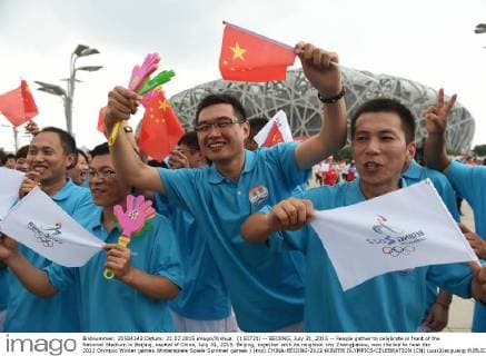 (150731) -- BEIJING, July 31, 2015 -- People gather to celebrate in front of the National Stadium in Beijing, capital of China, July 31, 2015. Beijing, together with its neighbor city Zhangjiakou, won the bid to host the 2022 Olympic Winter games Winterspiele Spiele Summer games ) (mp) CHINA-BEIJING-2022 WINTER OLYMPICS-CELEBRATION (CN) LuoxXiaoguang 