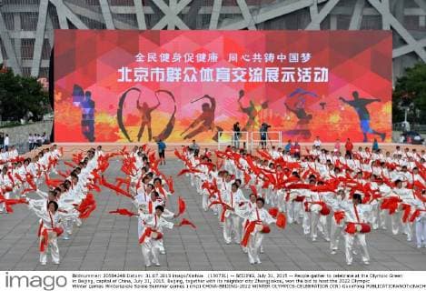 (150731) -- BEIJING, July 31, 2015 -- People gather to celebrate at the Olympic Green in Beijing, capital of China, July 31, 2015. Beijing, together with its neighbor city Zhangjiakou, won the bid to host the 2022 Olympic Winter games Winterspiele Spiele Summer games ) (mp) CHINA-BEIJING-2022 WINTER OLYMPICS-CELEBRATION (CN) GuoxYong 