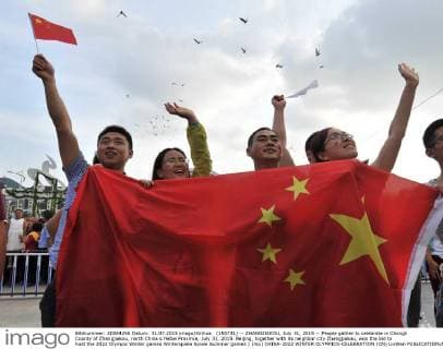 (150731) -- ZHANGJIAKOU, July 31, 2015 -- People gather to celebrate in Chongli County of Zhangjiakou, north China s Hebei Province, July 31, 2015. Beijing, together with its neighbor city Zhangjiakou, won the bid to host the 2022 Olympic Winter games Winterspiele Spiele Summer games ) (mp) CHINA-2022 WINTER OLYMPICS-CELEBRATION (CN) LixWen 