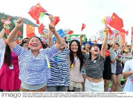 (150731) -- ZHANGJIAKOU, July 31, 2015 -- People gather to celebrate in Zhangjiakou, north China s Hebei Province, July 31, 2015. Beijing, together with its neighbor city Zhangjiakou, won the bid to host the 2022 Olympic Winter games Winterspiele Spiele Summer games ) (mp) CHINA-2022 WINTER OLYMPICS-CELEBRATION (CN) ZhuxXudong 