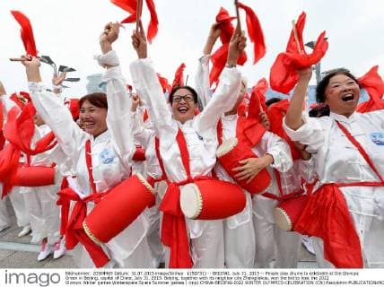 (150731) -- BEIJING, July 31, 2015 -- People play drums to celebrate at the Olympic Green in Beijing, capital of China, July 31, 2015. Beijing, together with its neighbor city Zhangjiakou, won the bid to host the 2022 Olympic Winter games Winterspiele Spiele Summer games ) (mp) CHINA-BEIJING-2022 WINTER OLYMPICS-CELEBRATION (CN) RaoxAimin 