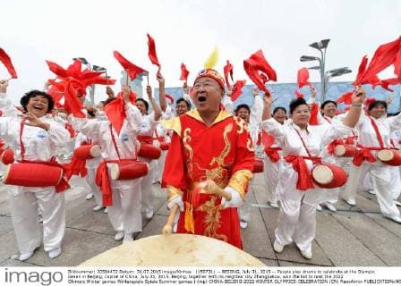 (150731) -- BEIJING, July 31, 2015 -- People play drums to celebrate at the Olympic Green in Beijing, capital of China, July 31, 2015. Beijing, together with its neighbor city Zhangjiakou, won the bid to host the 2022 Olympic Winter games Winterspiele Spiele Summer games ) (mp) CHINA-BEIJING-2022 WINTER OLYMPICS-CELEBRATION (CN) RaoxAimin 