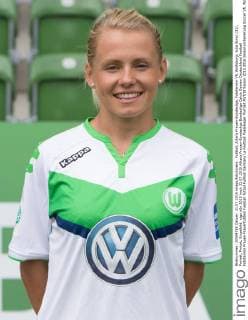 Fußball, Allianz Frauen-Bundesliga, Fototermin VfL Wolfsburg; Julia Simic (31), Porträt, Portait, Einzelbild. xtgx