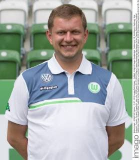 Fußball, Allianz Frauen-Bundesliga, Fototermin VfL Wolfsburg; Betreuer Jörg Schmidt, Porträt, Portait, Einzelbild. xtgx