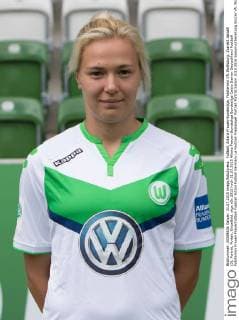 Fußball, Allianz Frauen-Bundesliga, Fototermin VfL Wolfsburg; Zsanett Jakabfi (3), Porträt, Portait, Einzelbild. xtgx